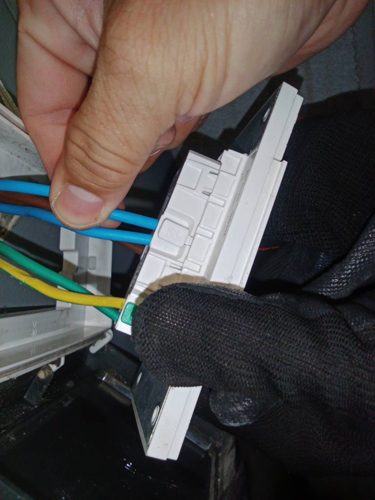 ตรวจเช็กสายไฟในปลั๊ก