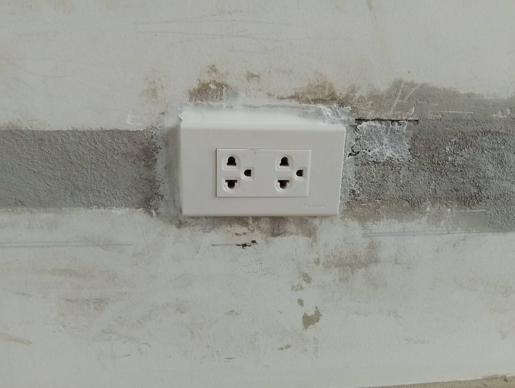 งานติดตั้งปลั๊กไฟ