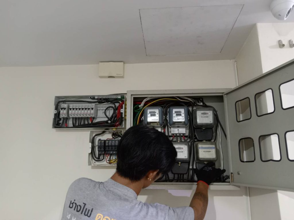 ช่างไฟฟ้าตรวจเช็กแผงควบคุมไฟฟ้า