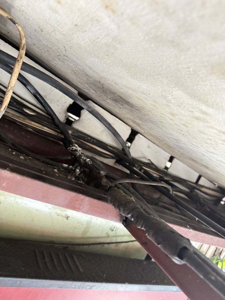 สายไฟชำรุด