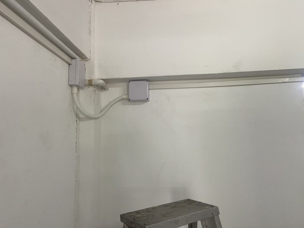 รางสายไฟและกล่องพักสาย