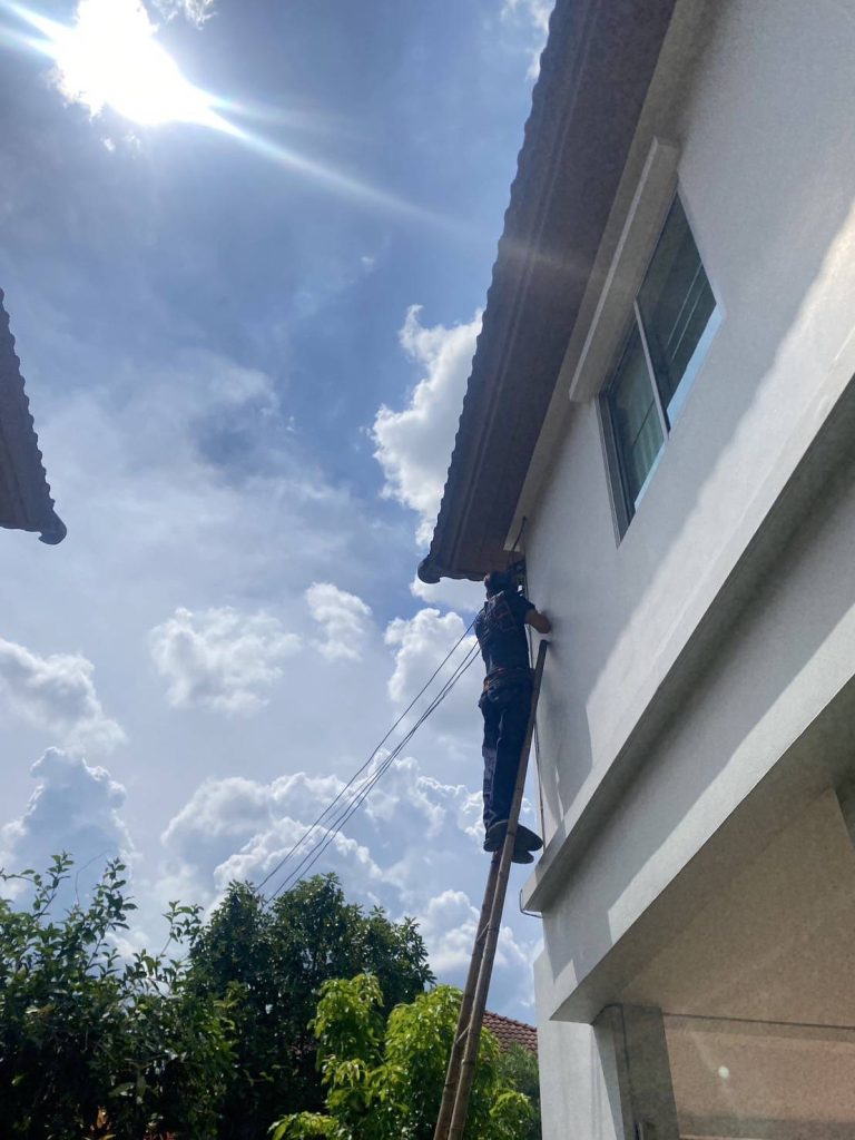 ปีนบันไดดึงสายเมน