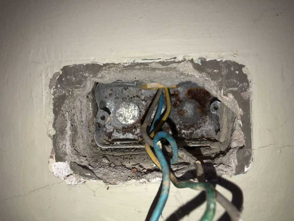 รื้อปลั๊กเช็กสายไฟ