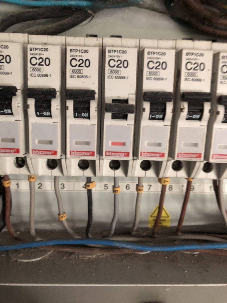 เบรกเกอร์ในตู้คอนซูมเมอร์