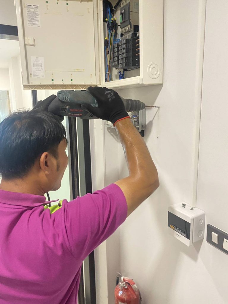 เจาะกำแพงเตรียมติดตั้ง