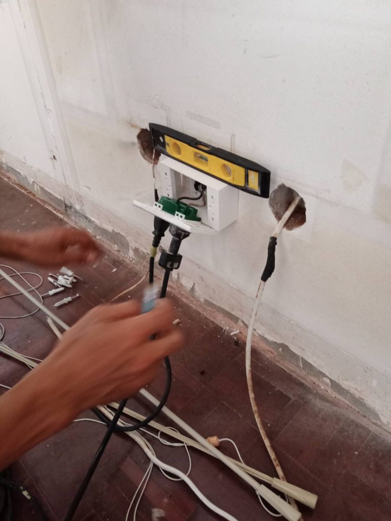 ติดตั้งปลั๊กไฟ