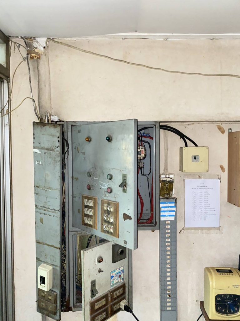 แผงควบคุมไฟฟ้า