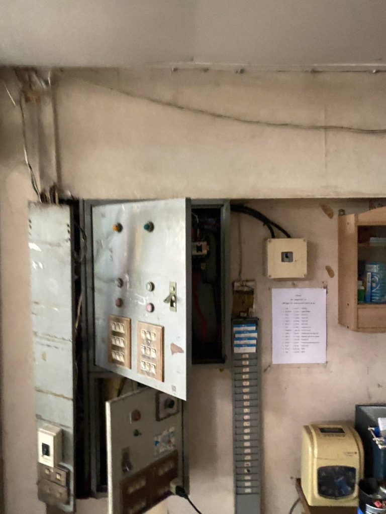 แผงควบคุมไฟฟ้า