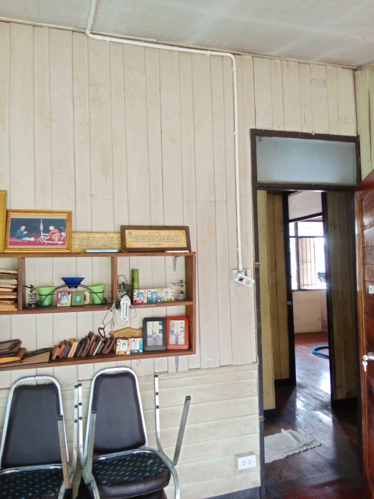 แนวท่อสายไฟและปลั๊กที่ยังติดตั้งไม่เรียบร้อย