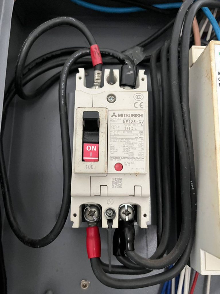 เมนเบรกเกอร์