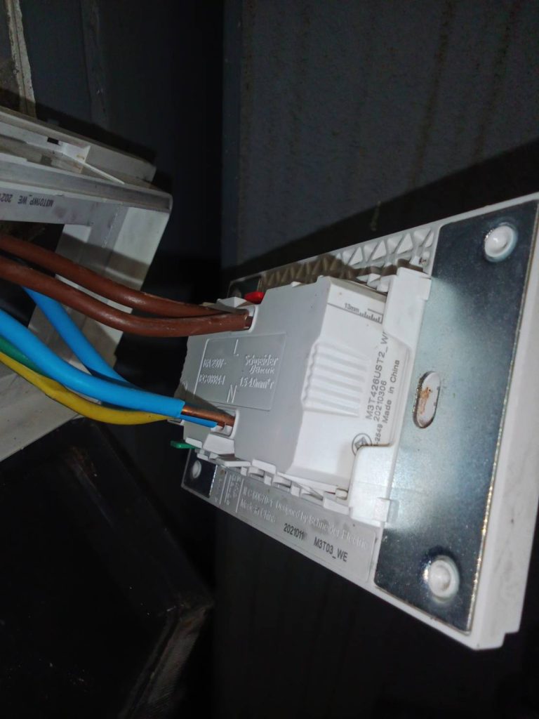 สายไฟเข้าปลั๊กหลวมและหลุดออกมา