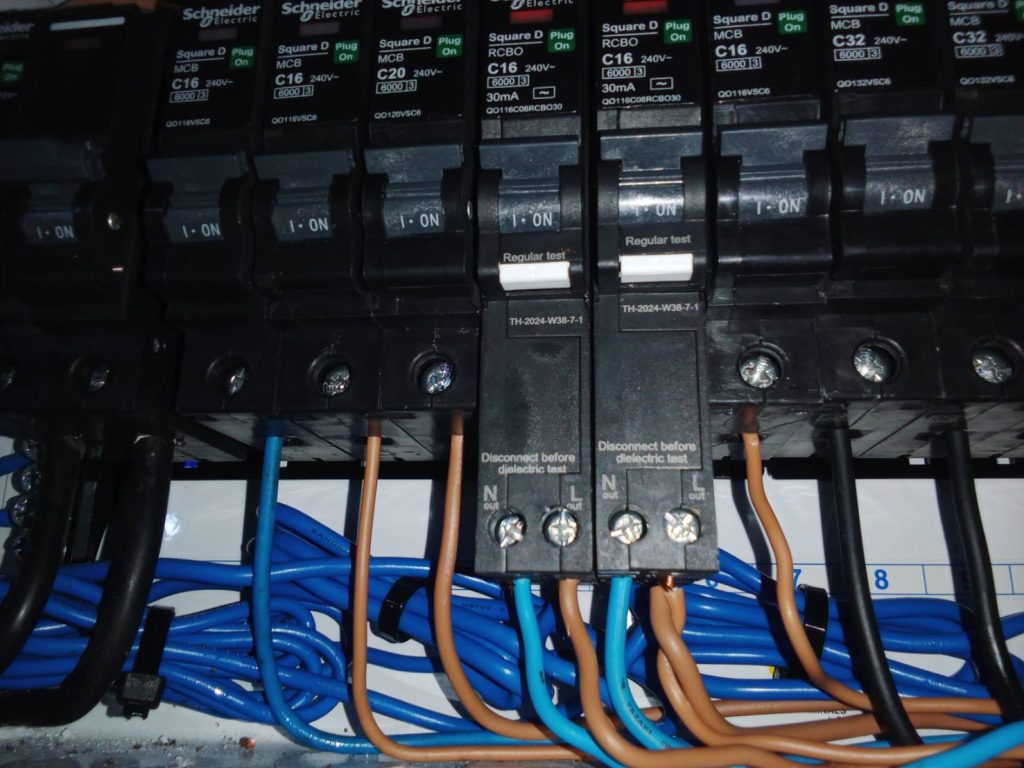 เบรกเกอร์ในตู้คอนซูมเมอร์