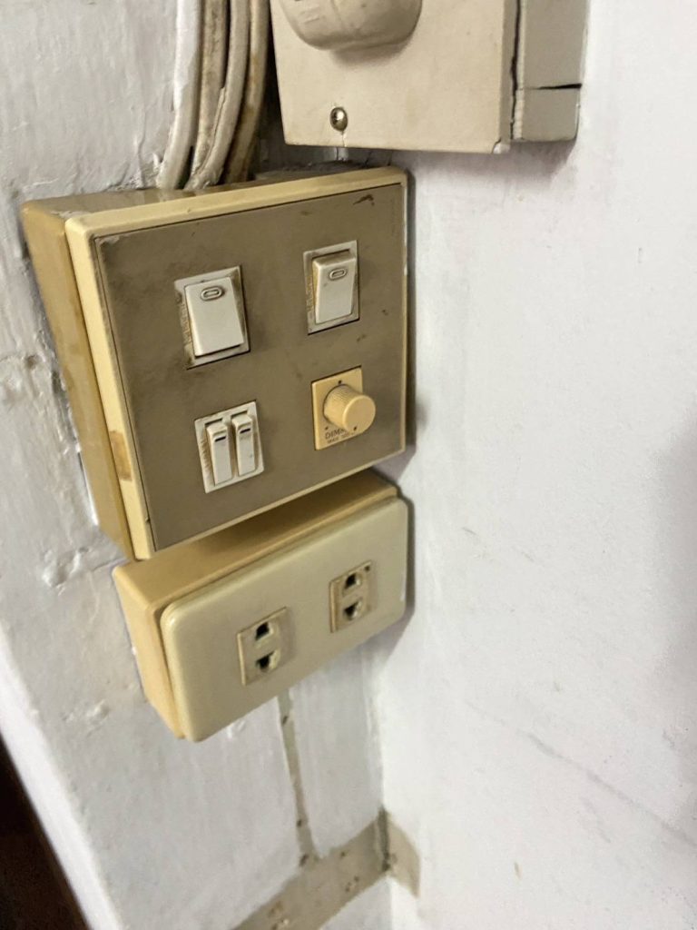 สวิตช์และปลั๊กไฟ