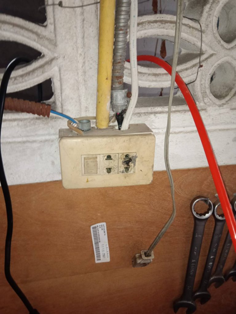 ปลั๊กไฟที่มีรอยไหม้จากการช็อต