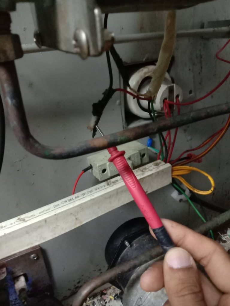ใช้มัลติมิเตอร์ตรวจเช็กไฟฟ้าภายในเตาอบ