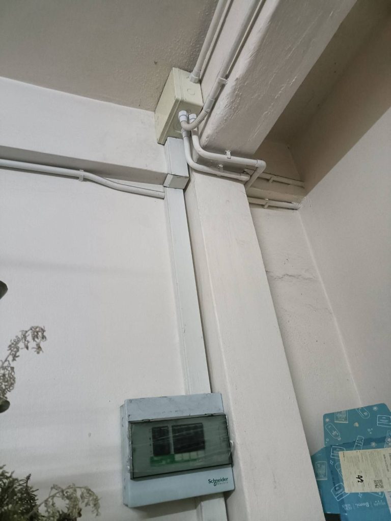 ตู้คอนซูมเมอร์และแนวท่อสายไฟ