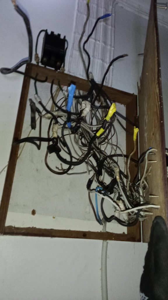 สายไฟในแผงควบคุมไฟฟ้า