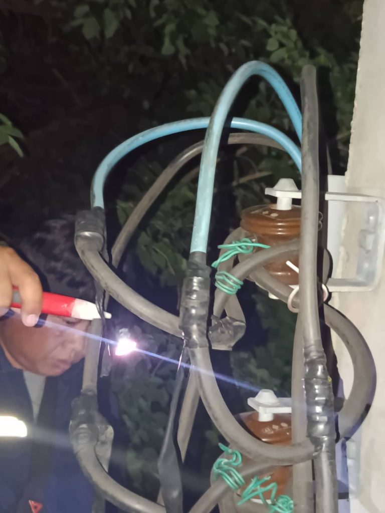 ช่างไฟฟ้าตรวจเช็กสายเมน