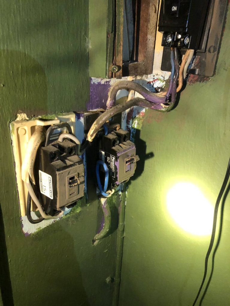 เบรกเกอร์ (circuit breaker)