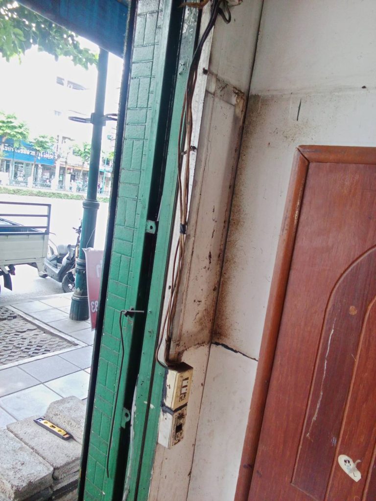 ปลั๊กไฟที่มีรอยช็อตไหม้