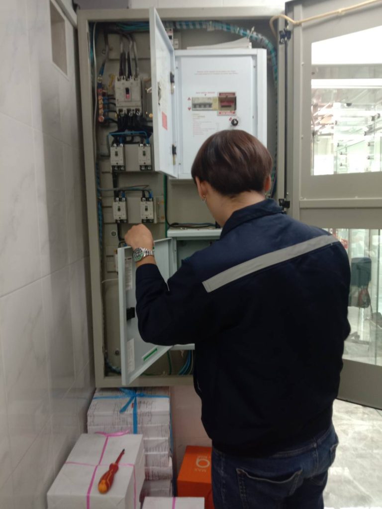 ช่างไฟฟ้าตรวจเช็กตู้ไฟ