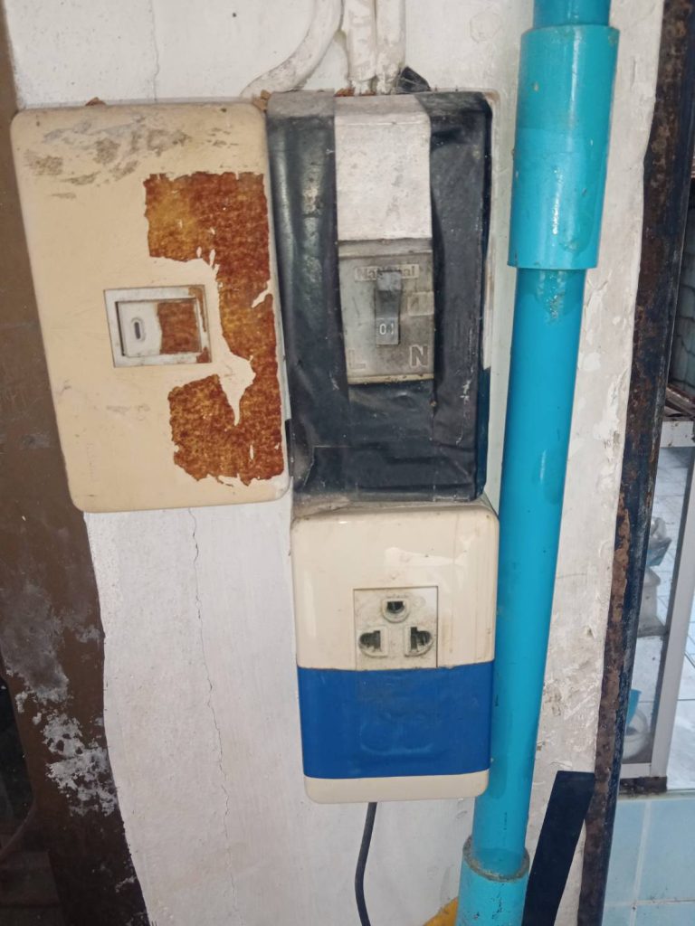 สวิตช์และปลั๊กไฟ