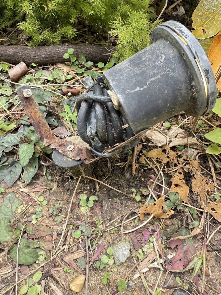 โคมไฟแต่งสวนชำรุด