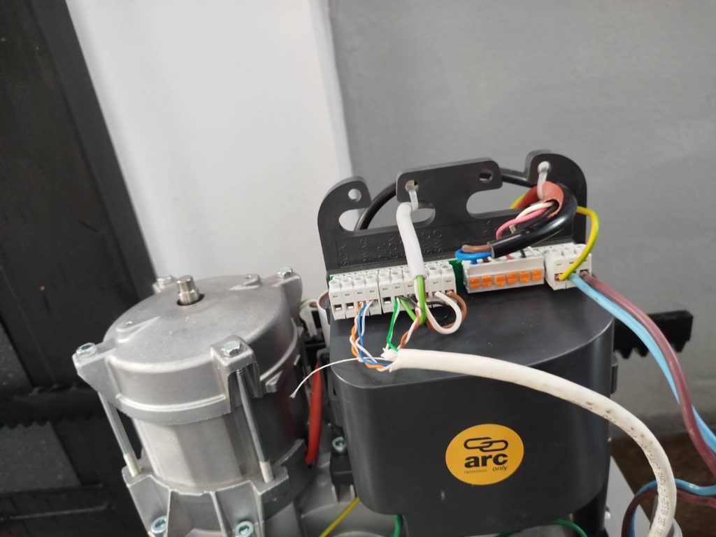 จุดต่อสายไฟมอเตอร์ประตูรีโมท