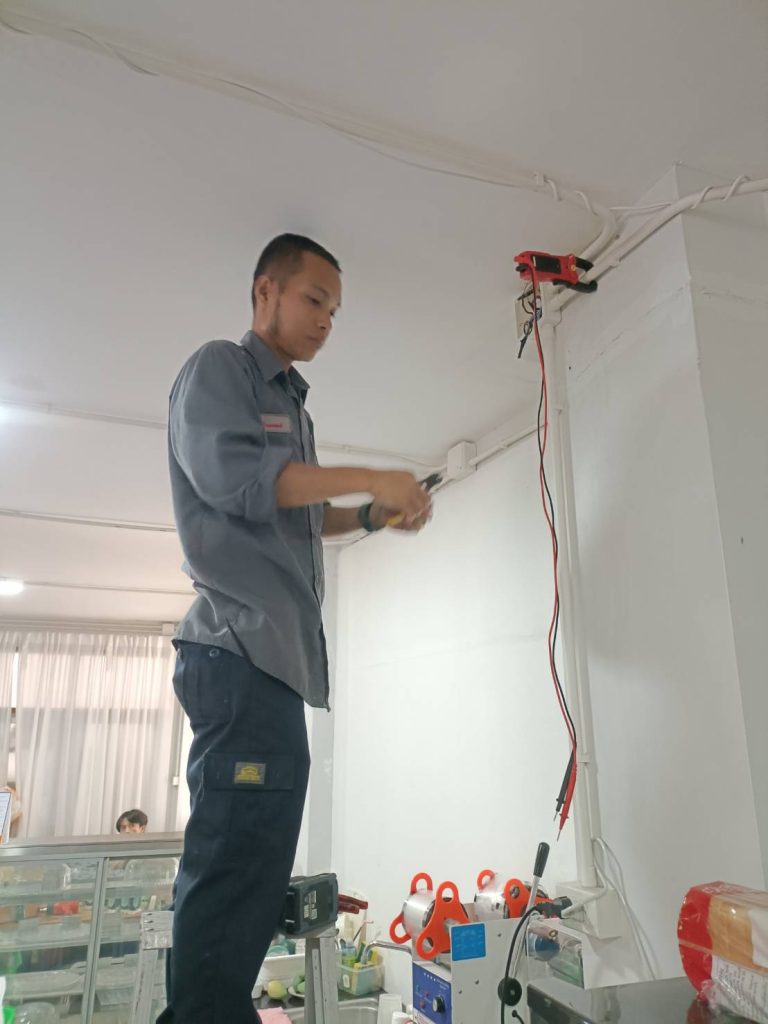 เช็กสายไฟในกล่องพักสายไฟ