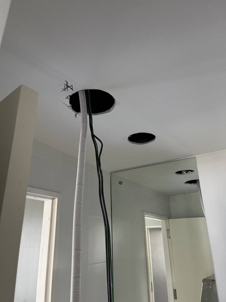 เจาะฝ้าเตรียมติดตัังดาวน์ไลท์