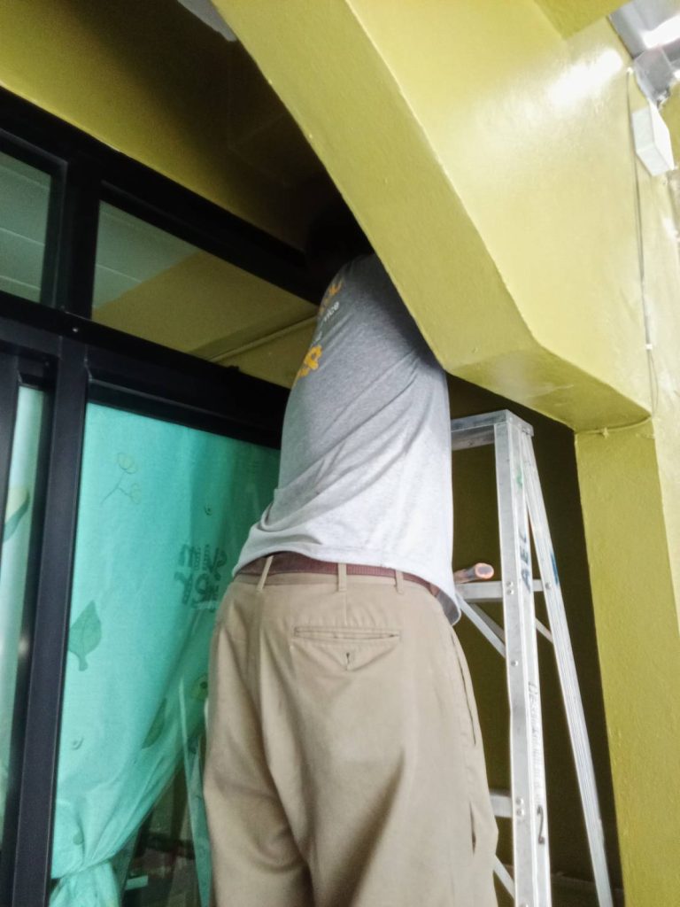 ปีนบันไดดูจุดติดตั้ง