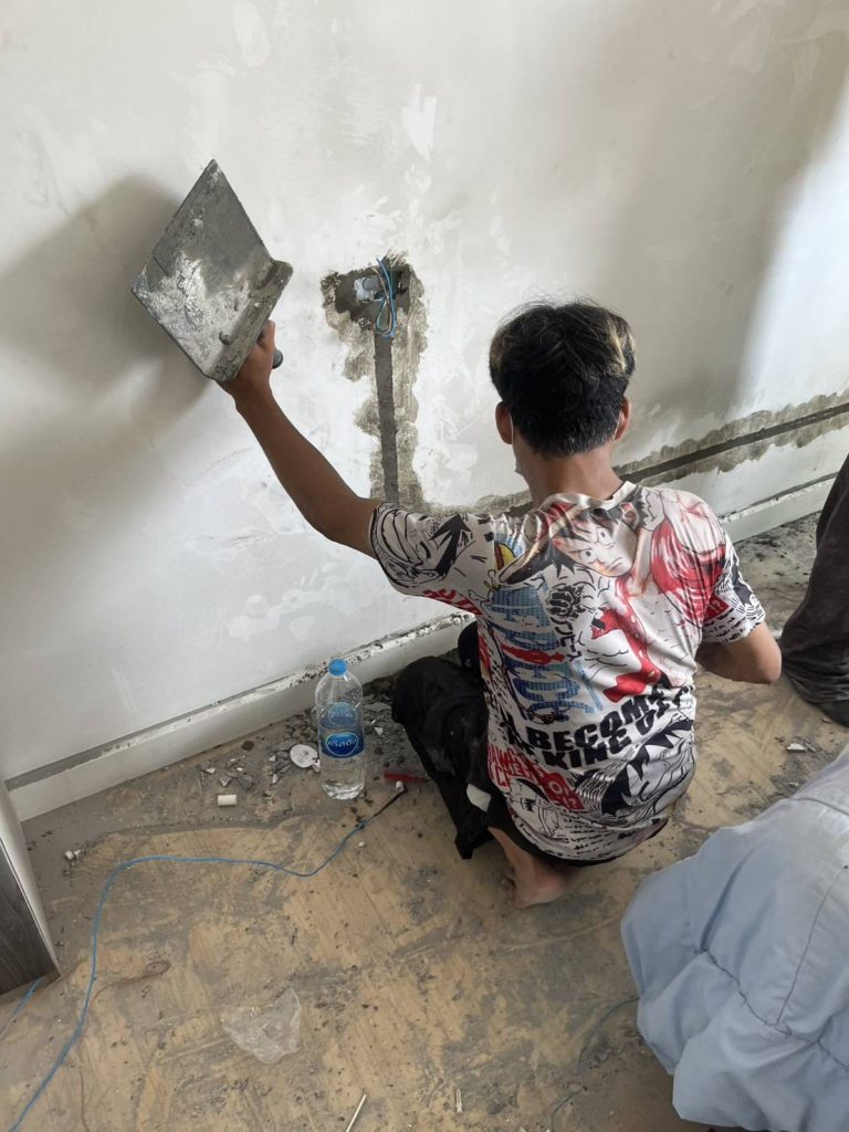 กรีดผนังฝังสายไฟ