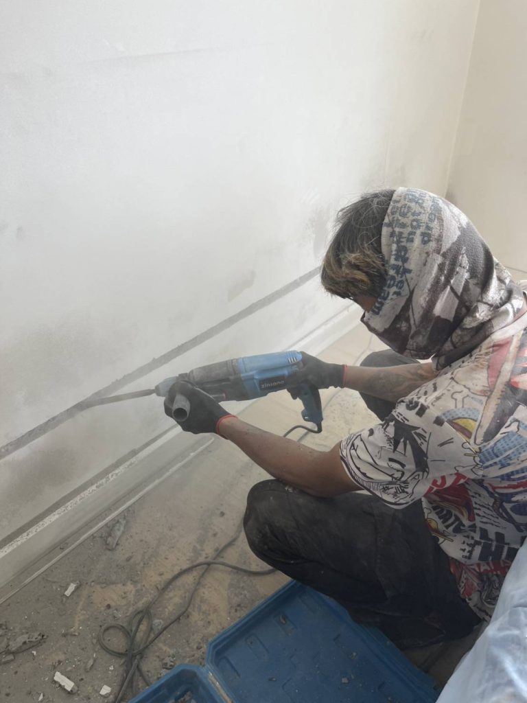 กรีดปูนฝังท่อสายไฟ