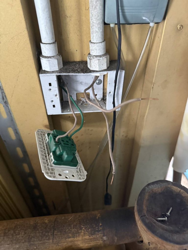 รื้อปลั๊กซ่อมสาย