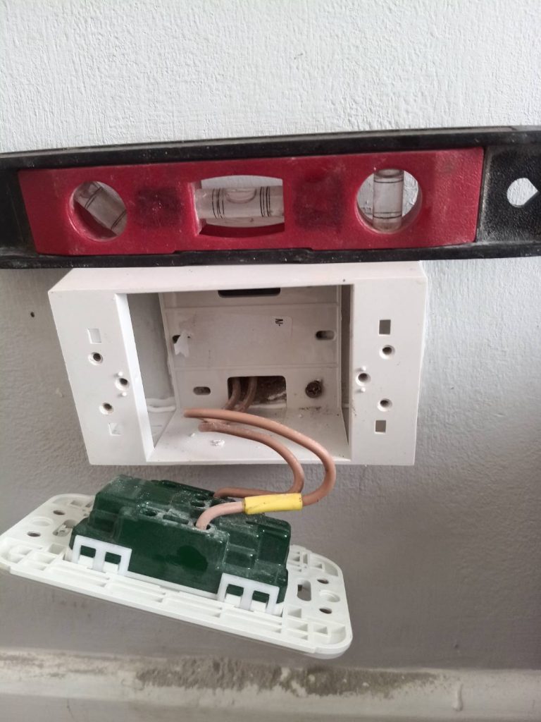 ติดตั้งปลั๊กไฟ