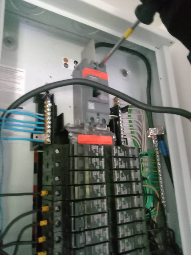 ช่างไฟฟ้าเช็คตู้โหลดเซ็นเตอร์