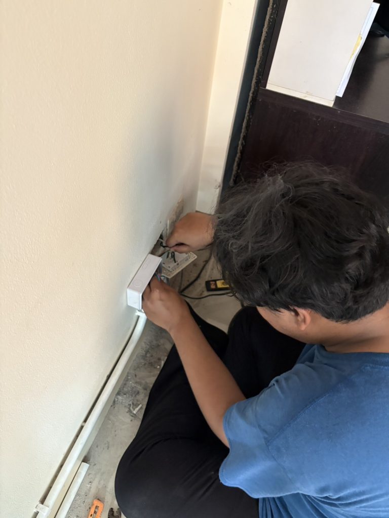 ติดตั้งกล่องพักสายไฟ