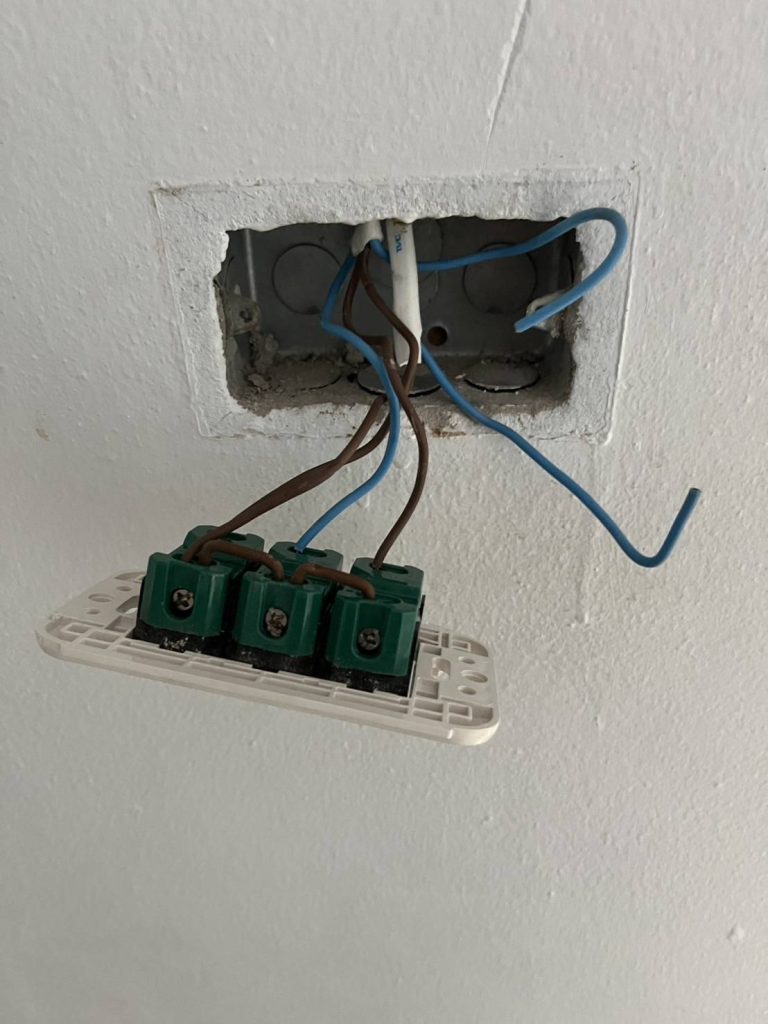 รื้อปลั๊กเช็กสายไฟ