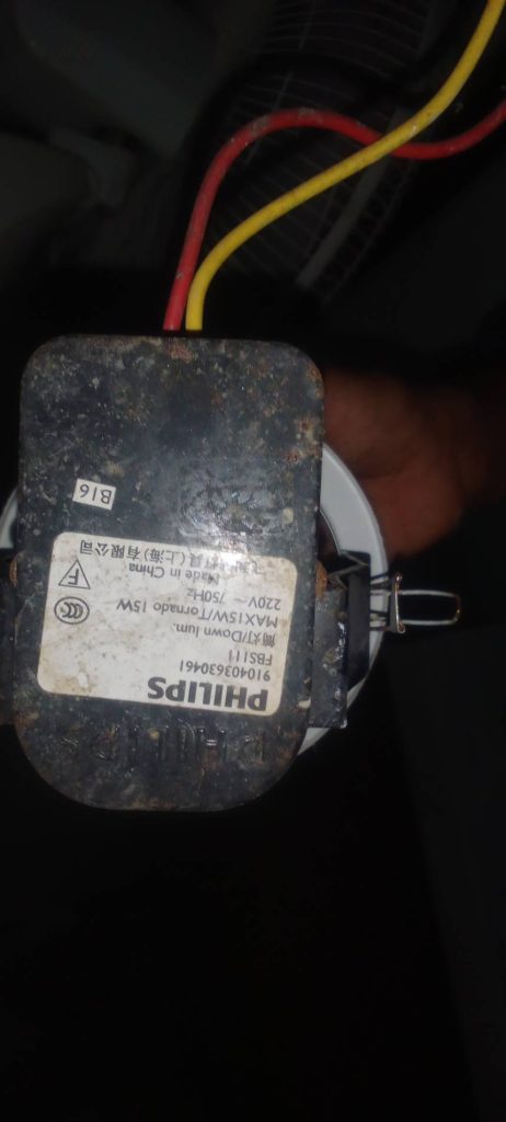 บัลลาสต์ Philips สำหรับควบคุมการทำงานของหลอดไฟฟลูออเรสเซนต์ พร้อมการต่อสายไฟในระบบแสงสว่าง โดยทีมช่างไฟดอทคอม”