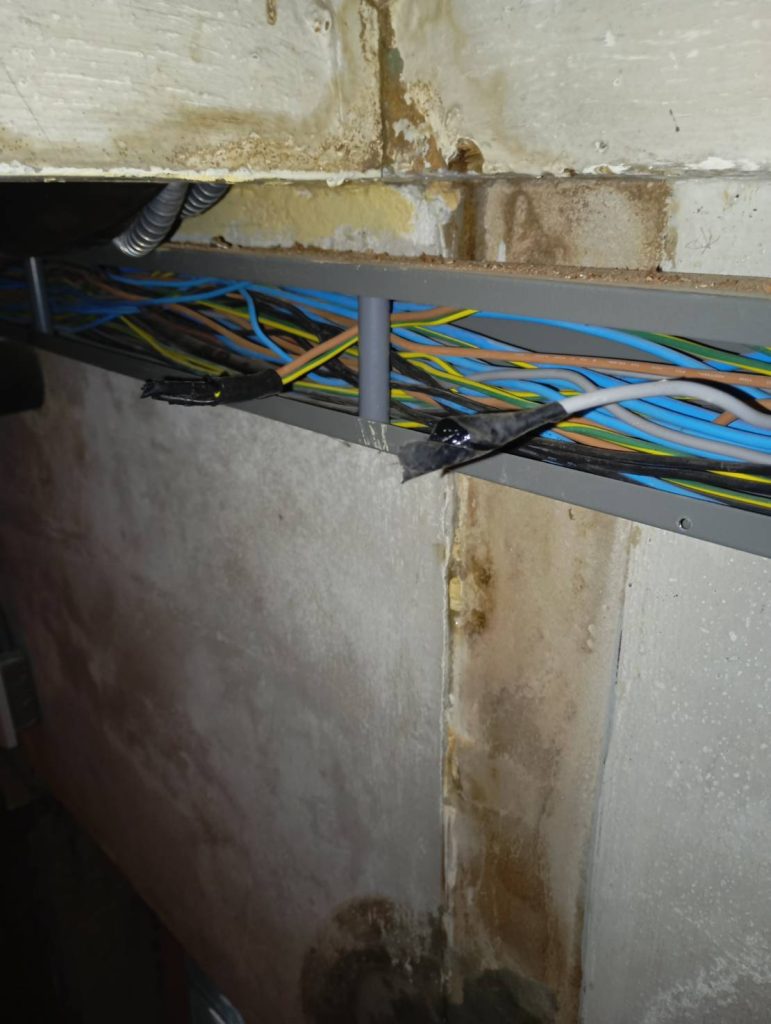 สายไฟในรางเก็บสายไฟ