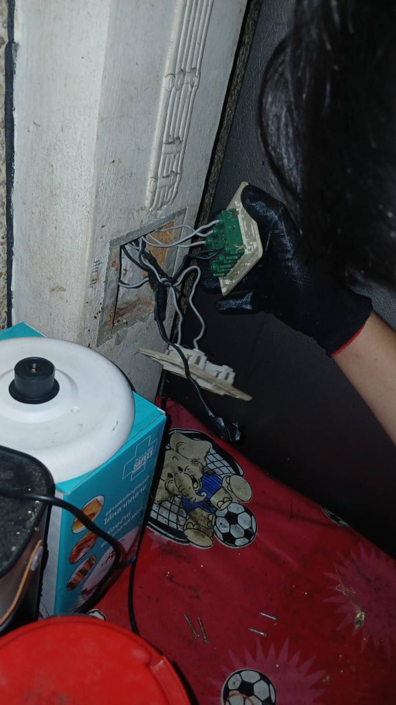 รื้อปลั๊กซ่อมสายไฟ