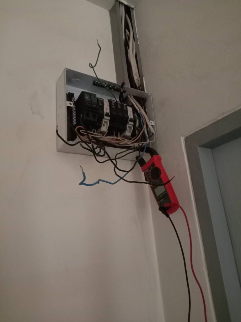 ซ่อมไฟในตู้คอนซูมเมอร์