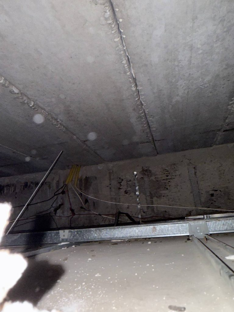 จุดต่อสายไฟบนฝ้า