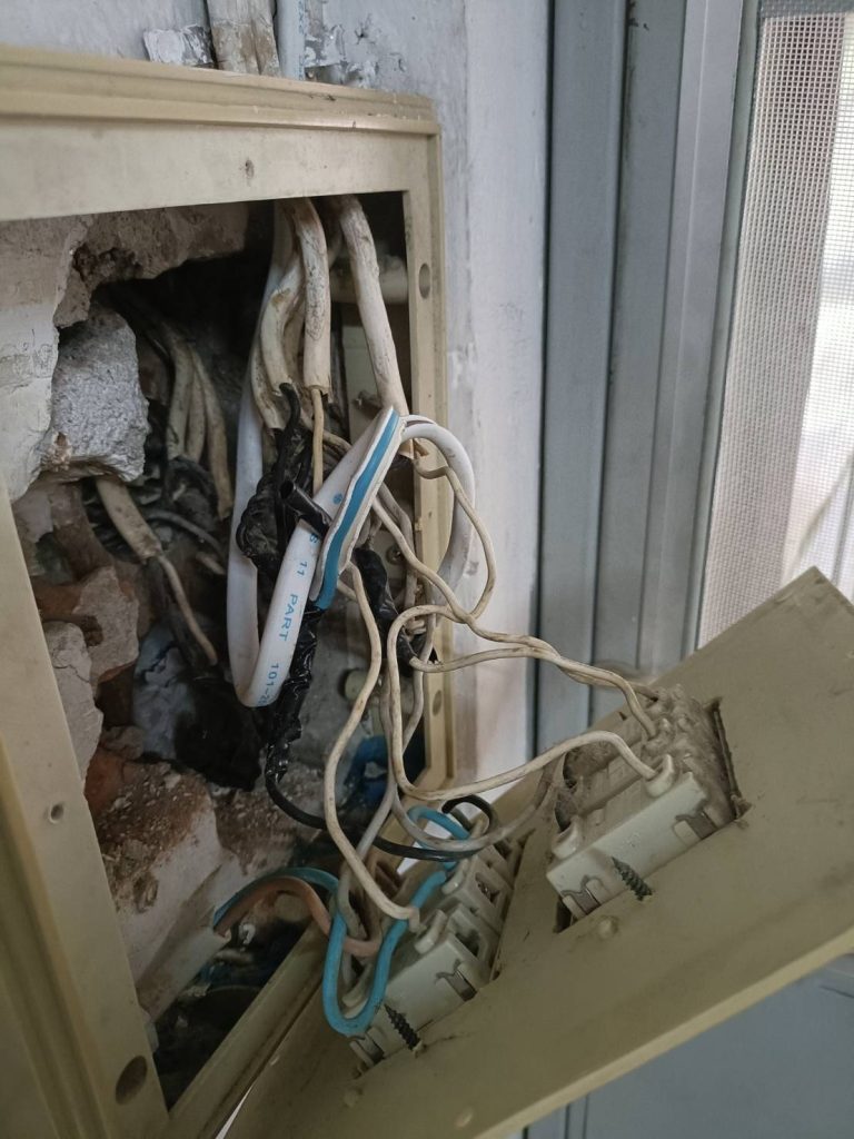 รื้อปลั๊กเช็กสายไฟ