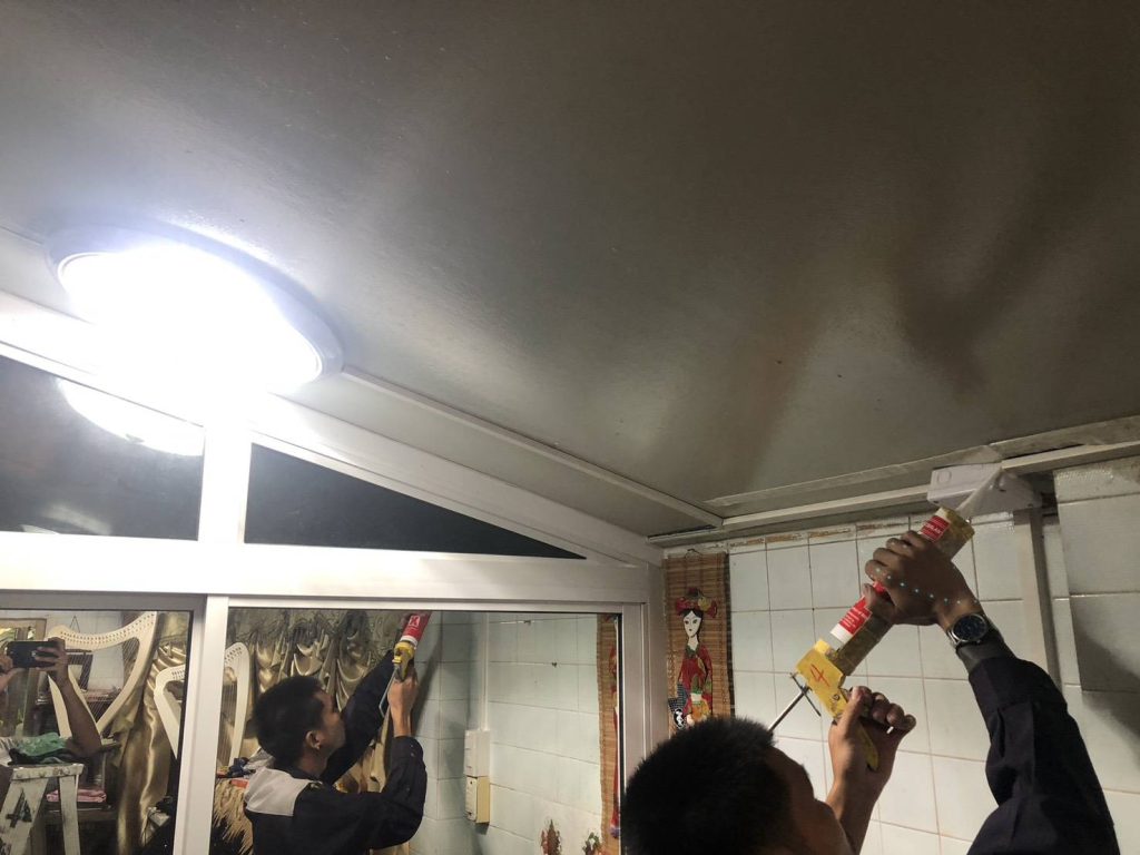 อุดรอยรั่วบริเวณรางสายไฟ