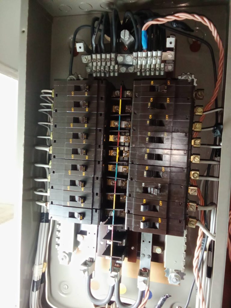 ตรวจเช็กสายไฟในตู้โหลดเซ็นเตอร์