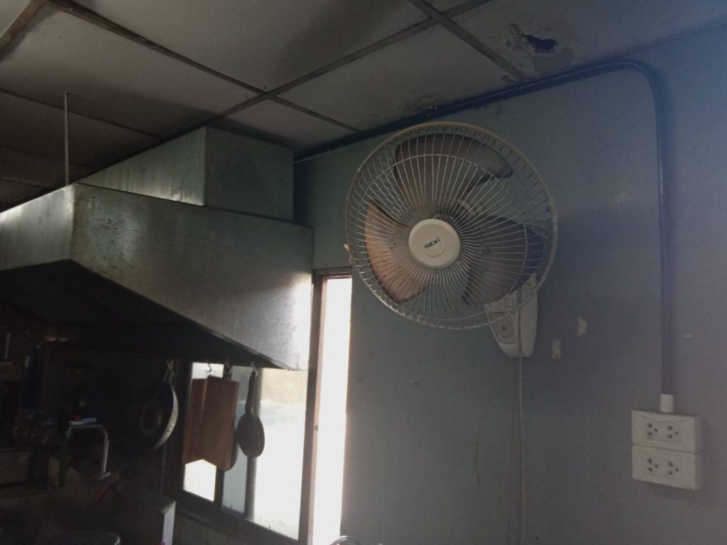 พัดลมที่มีคราบน้ำมันจับ