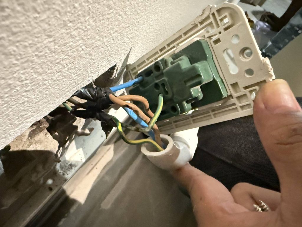 รื้อปลั๊กหาจุดช็อต