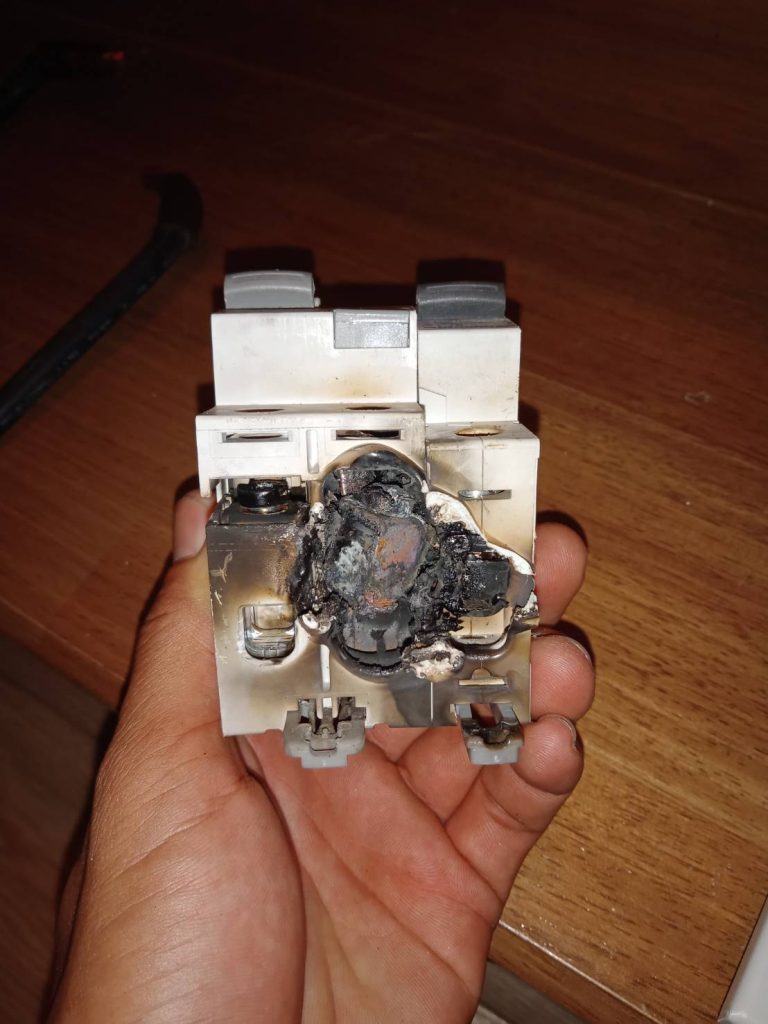 เบรกเกอร์ช็อตไหม้ละลาย