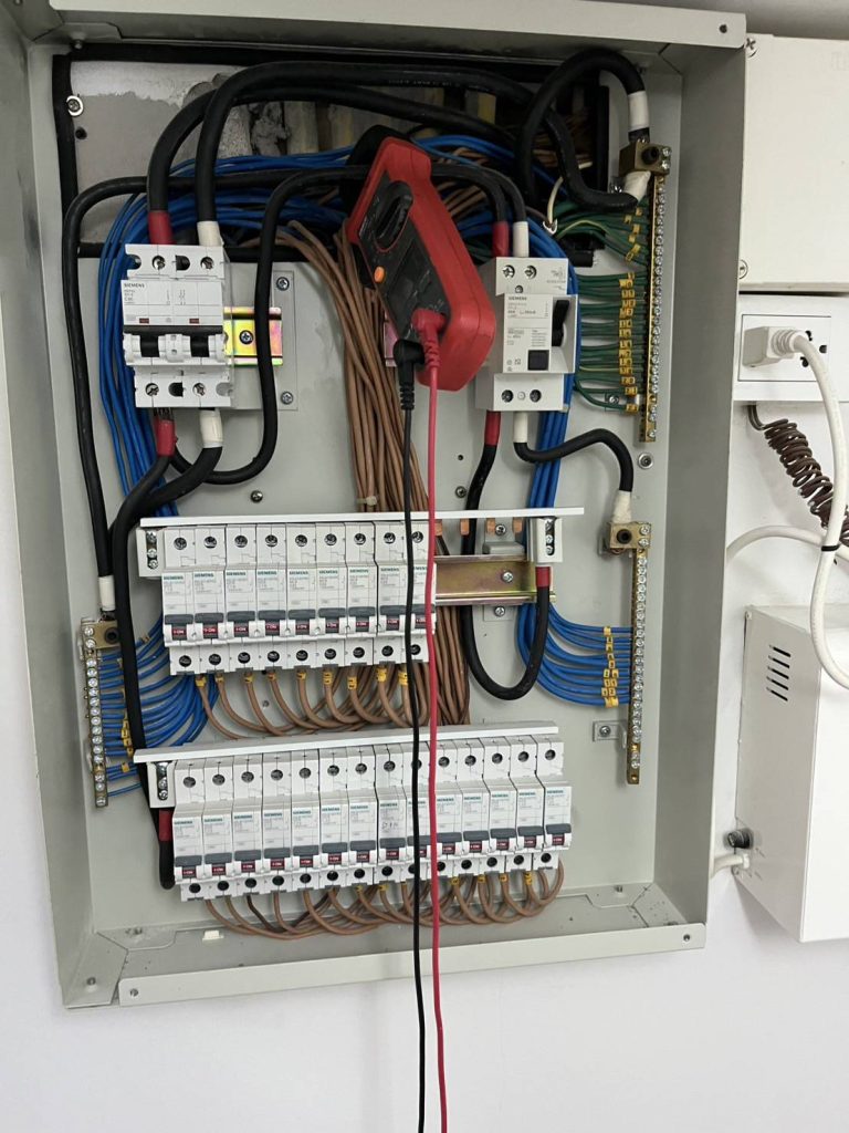 วัดไฟตู้โหลด